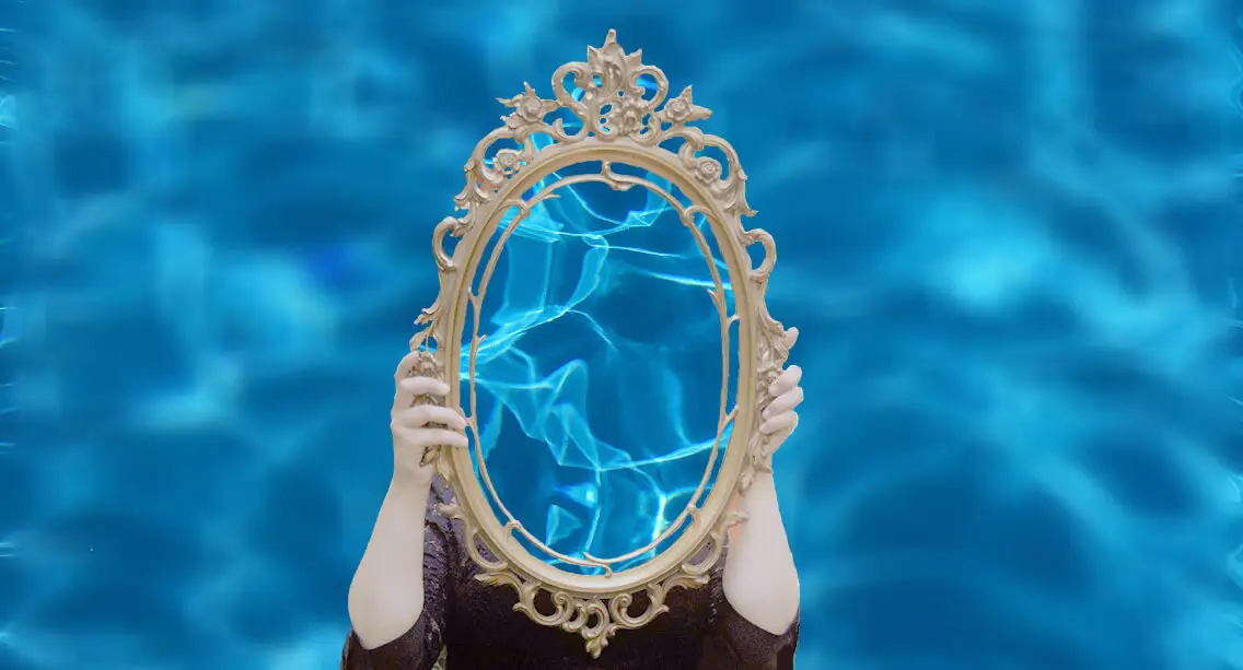 une femme derrière un miroir comme de l'eau