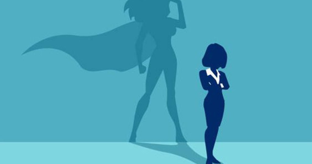 une femme a une ombre de super woman