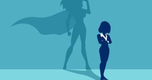 une femme a une ombre de super woman