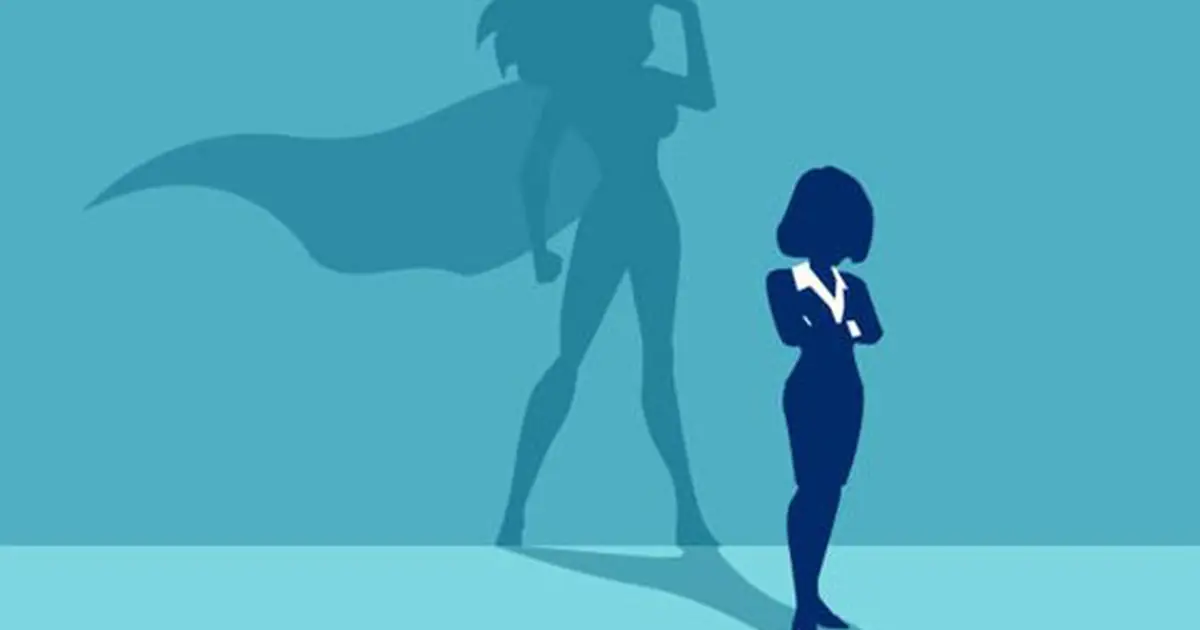une femme a une ombre de super woman