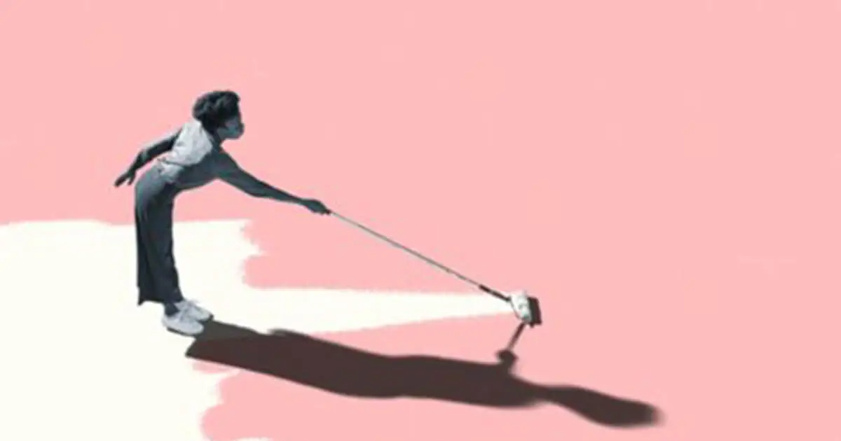 une femme repeint le sol en blanc