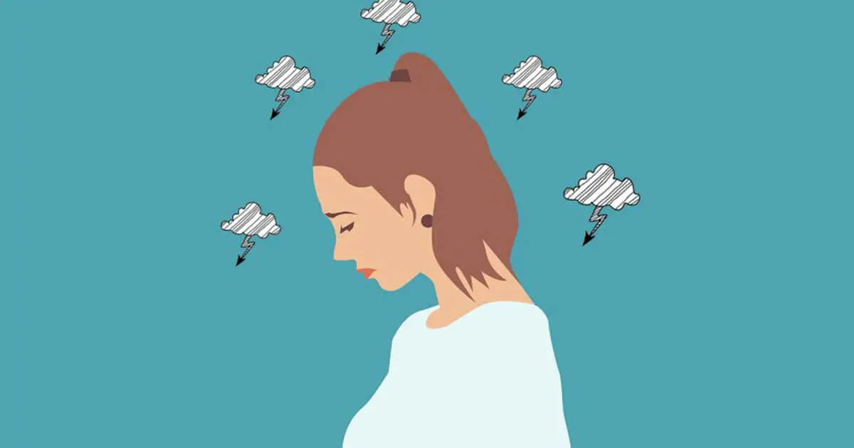 une femme est entourée de pensées sombress