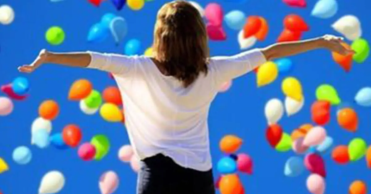 Une femme au milieu de ballons