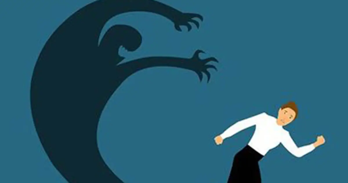 une femme a peur de son ombre gigantesque