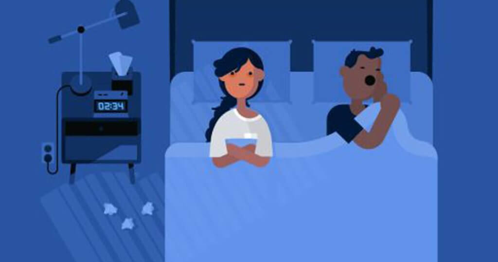 un couple dans un lit vu de haut, la femme ne dort pas