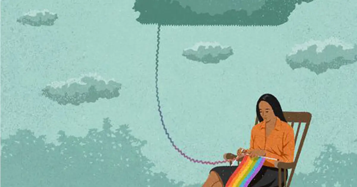 une femme tricote un nuage en arc en ciel