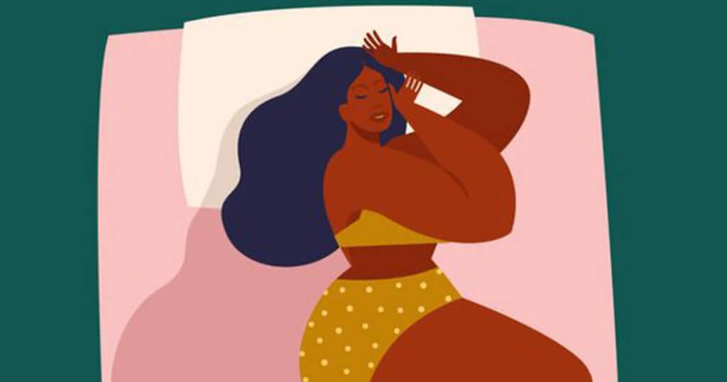 une femme couchée sur le côté