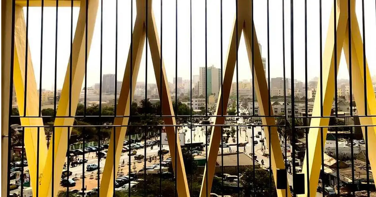vue de dakar derrière barreaux et piliers