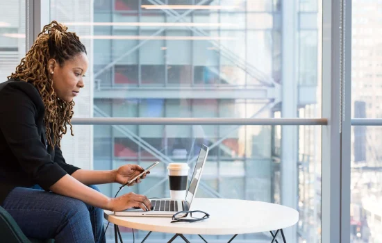 une femme assise en visio conférence