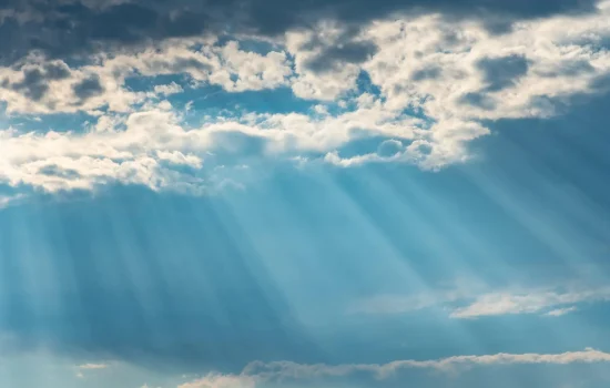 rayon de lumière a travres les nuages de beau temps
