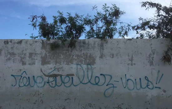 réveillez vous: un tag sur un mur